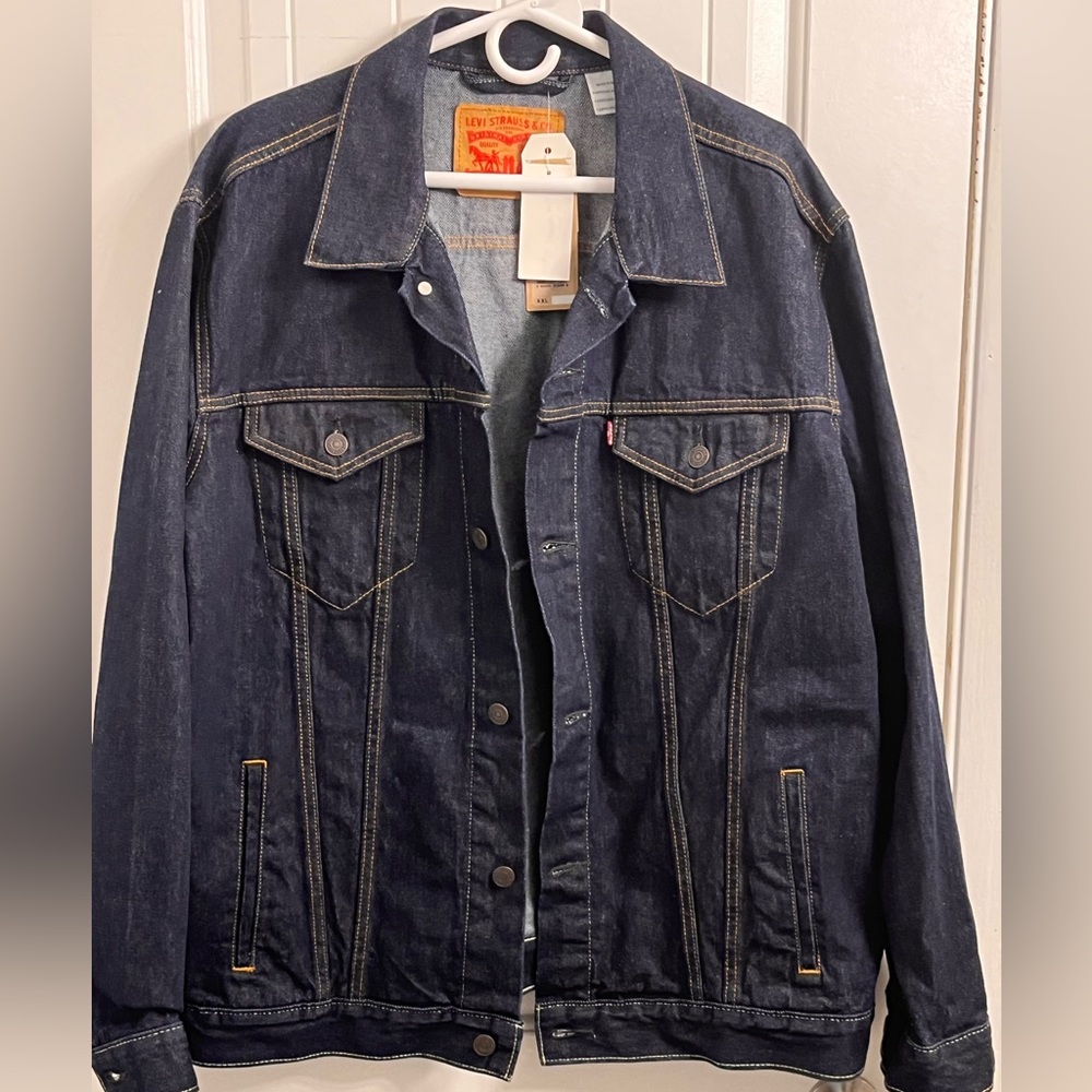 Levi’s XXL denim jacket never worn. Perfect condition.